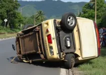 carro capotou na PR-486
